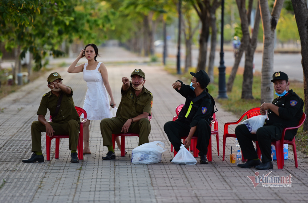 phu huynh tiep te hoi tham con tu xa qua khu cach ly ki tuc xa