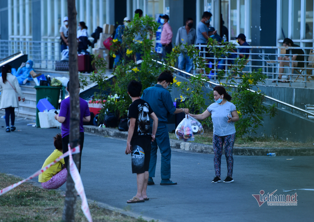 phu huynh tiep te hoi tham con tu xa qua khu cach ly ki tuc xa