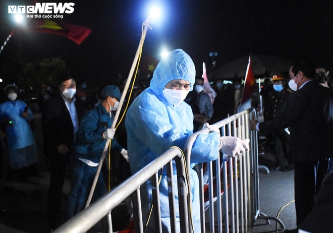 Người dân hô vang 'Chí Linh chiến thắng' thời khắc thành phố được dỡ phong tỏa - 9