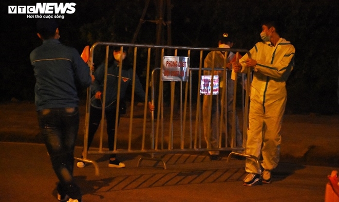 Người dân hô vang 'Chí Linh chiến thắng' thời khắc thành phố được dỡ phong tỏa - 11