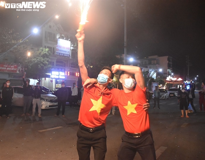 Người dân hô vang 'Chí Linh chiến thắng' thời khắc thành phố được dỡ phong tỏa - 3