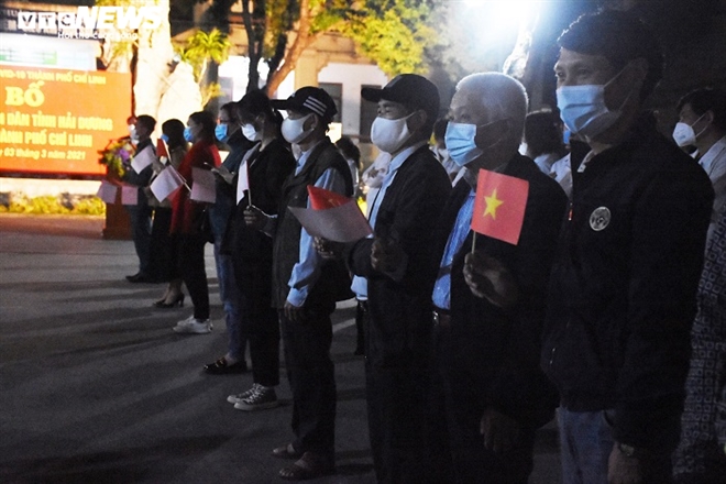 Người dân hô vang 'Chí Linh chiến thắng' thời khắc thành phố được dỡ phong tỏa - 6