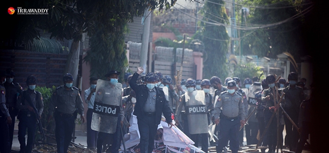 Hơn 600 cảnh sát tham gia biểu tình cùng dân Myanmar - 1