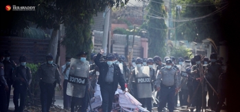 Hơn 600 cảnh sát tham gia biểu tình cùng dân Myanmar
