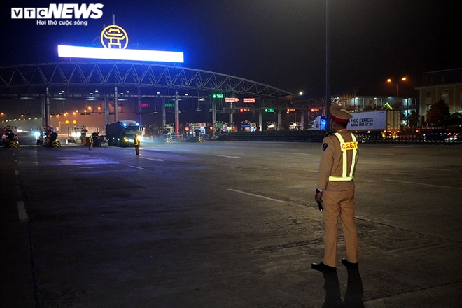 CSGT trắng đêm kiểm tra nồng độ cồn và ma túy trên cao tốc Pháp Vân - Cầu Giẽ - 1