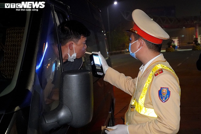 CSGT trắng đêm kiểm tra nồng độ cồn và ma túy trên cao tốc Pháp Vân - Cầu Giẽ - 6