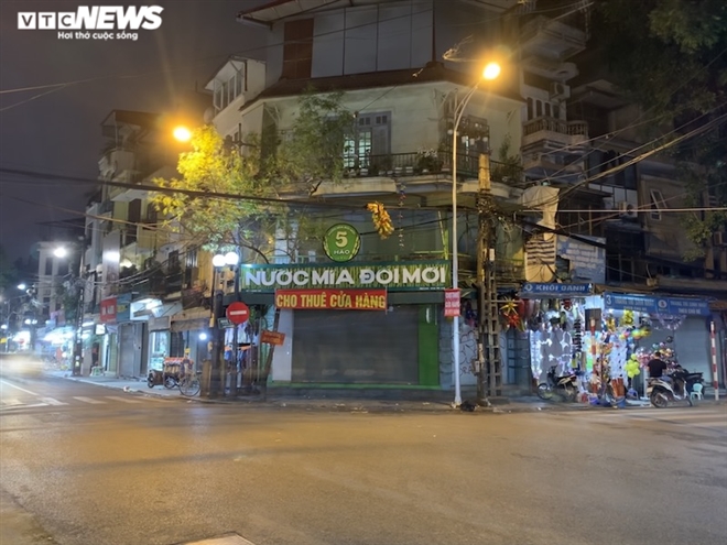 Hàng loạt cửa hàng khắp Hà Nội vẫn đóng cửa im ỉm, 'đắp chiếu' chờ khách thuê - 5