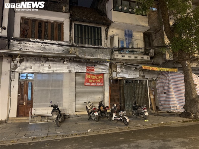Hàng loạt cửa hàng khắp Hà Nội vẫn đóng cửa im ỉm, 'đắp chiếu' chờ khách thuê - 9