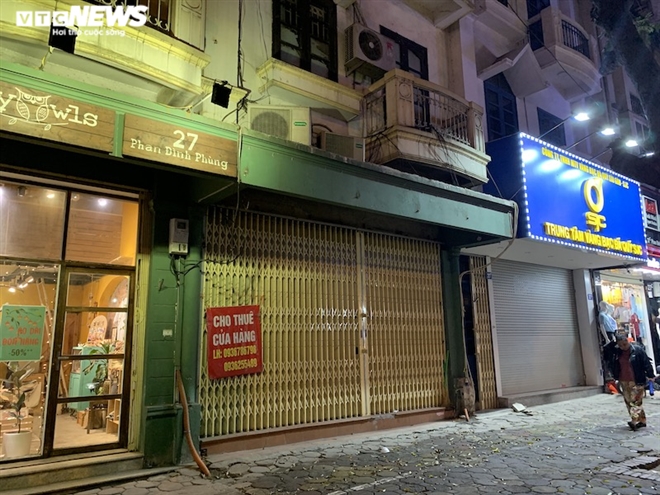 Hàng loạt cửa hàng khắp Hà Nội vẫn đóng cửa im ỉm, 'đắp chiếu' chờ khách thuê - 18