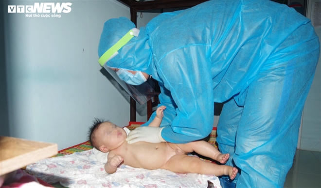 Ảnh: Khi những cán bộ khu cách ly ở Bạc Liêu kiêm luôn bảo mẫu - 4