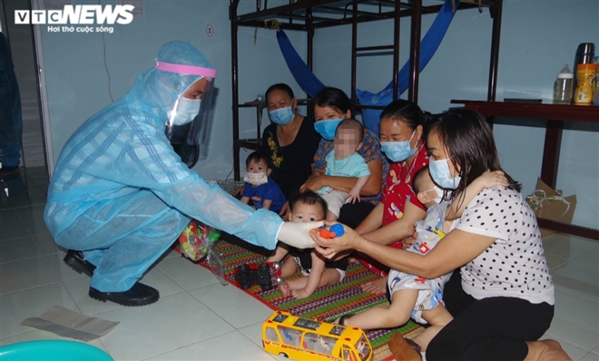 Ảnh: Khi những cán bộ khu cách ly ở Bạc Liêu kiêm luôn bảo mẫu - 7