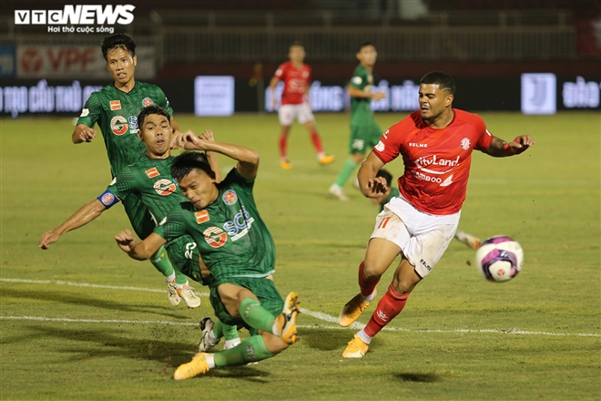 Sút phạt đền khiến HLV không dám nhìn, Lee Nguyễn ăn mừng lạ mắt - 8