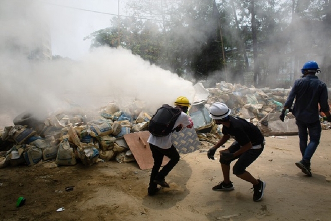 Thêm hai người chết, dân biểu tình Myanmar nghi có lính bắn tỉa - 1