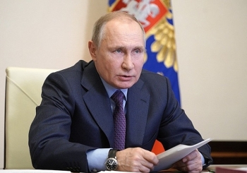 Putin "phản ứng nhẹ" sau tiêm vaccine Covid-19