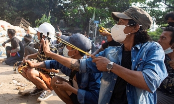 An ninh Myanmar nổ súng vào đám tang người biểu tình
