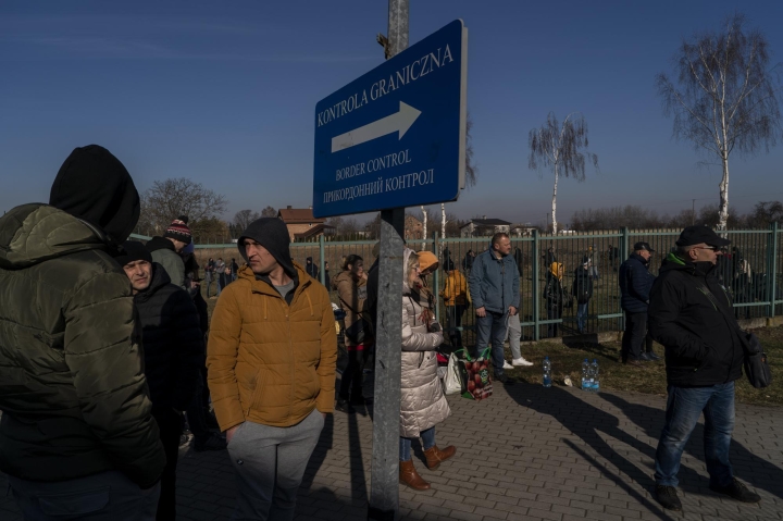 Ảnh: Hơn 500.000 người rời khỏi Ukraine - 4