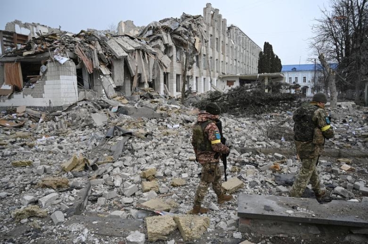 Hình ảnh hoang tàn, đổ nát khắp Ukraine sau những ngày chiến sự - 3