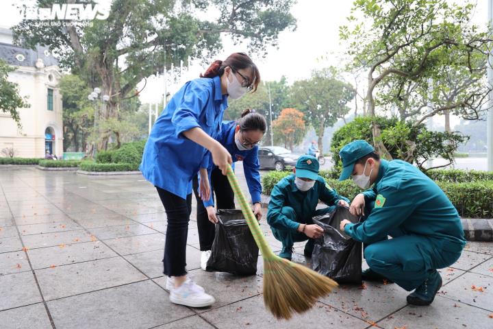 Hà Nội tất bật chỉnh trang đường phố trước giờ mở lại phố đi bộ Hồ Gươm - 4