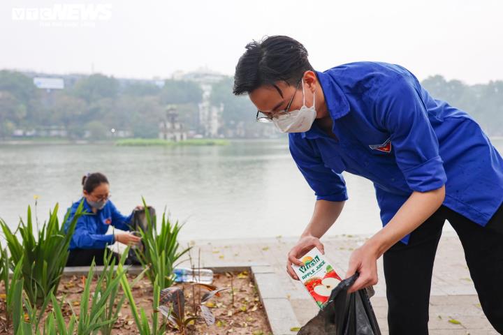 Hà Nội tất bật chỉnh trang đường phố trước giờ mở lại phố đi bộ Hồ Gươm - 3