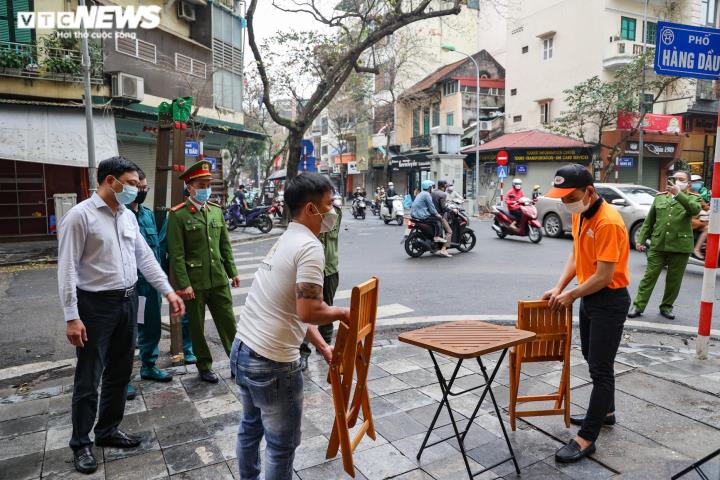 Hà Nội tất bật chỉnh trang đường phố trước giờ mở lại phố đi bộ Hồ Gươm - 7