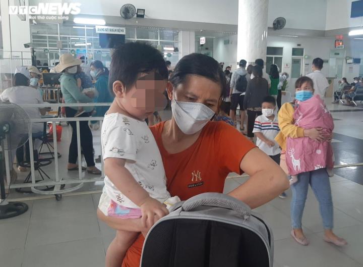 TPHCM: Trẻ nghi mắc COVID-19 đến khám đông nghịt các bệnh viện - 3