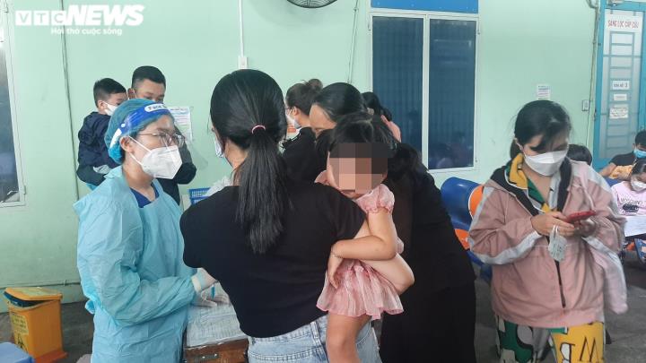 TPHCM: Trẻ nghi mắc COVID-19 đến khám đông nghịt các bệnh viện - 10