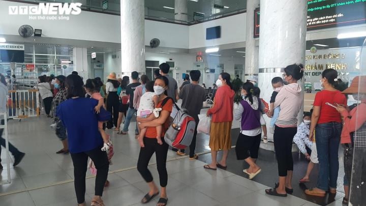 TPHCM: Trẻ nghi mắc COVID-19 đến khám đông nghịt các bệnh viện - 2