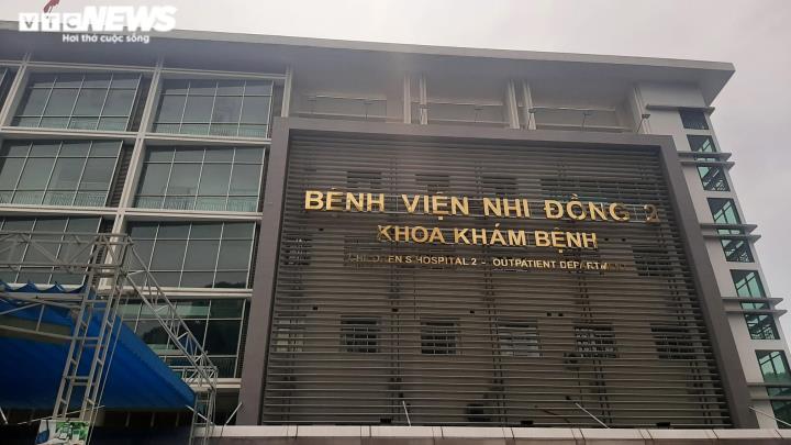 TPHCM: Trẻ nghi mắc COVID-19 đến khám đông nghịt các bệnh viện - 1
