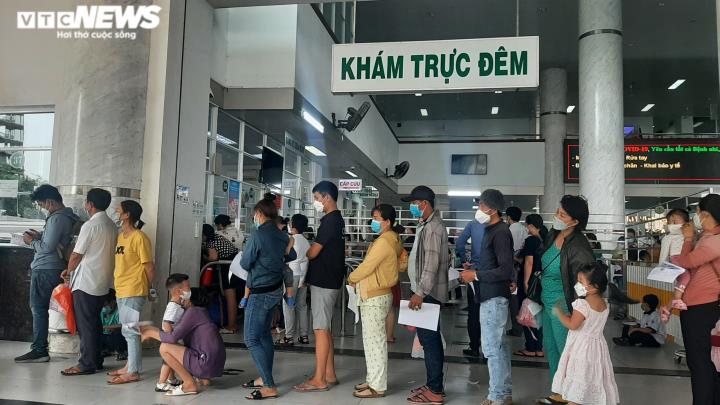 TPHCM: Trẻ nghi mắc COVID-19 đến khám đông nghịt các bệnh viện - 4