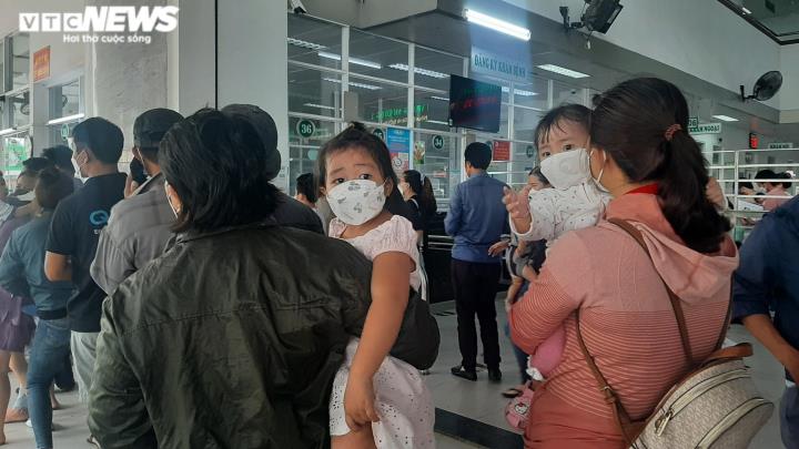 TPHCM: Trẻ nghi mắc COVID-19 đến khám đông nghịt các bệnh viện - 5