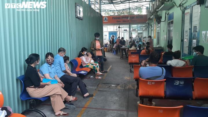 TPHCM: Trẻ nghi mắc COVID-19 đến khám đông nghịt các bệnh viện - 7