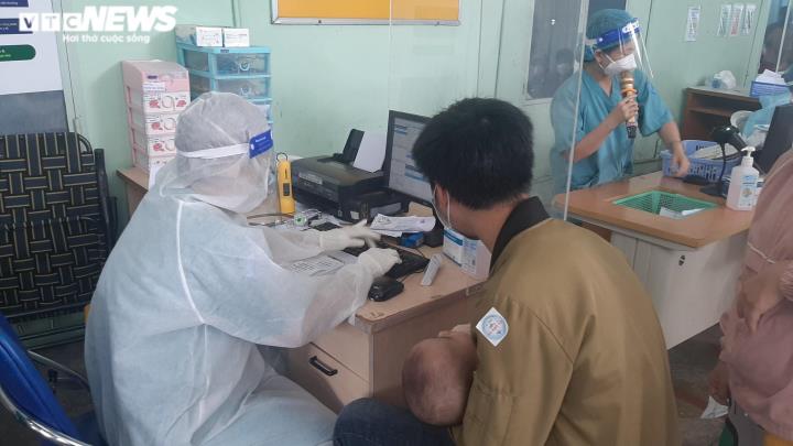 TPHCM: Trẻ nghi mắc COVID-19 đến khám đông nghịt các bệnh viện - 11