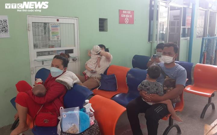 TPHCM: Trẻ nghi mắc COVID-19 đến khám đông nghịt các bệnh viện - 12