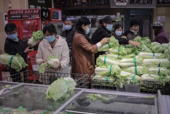 Giới trẻ Trung Quốc săn thực phẩm sắp hết "đát"