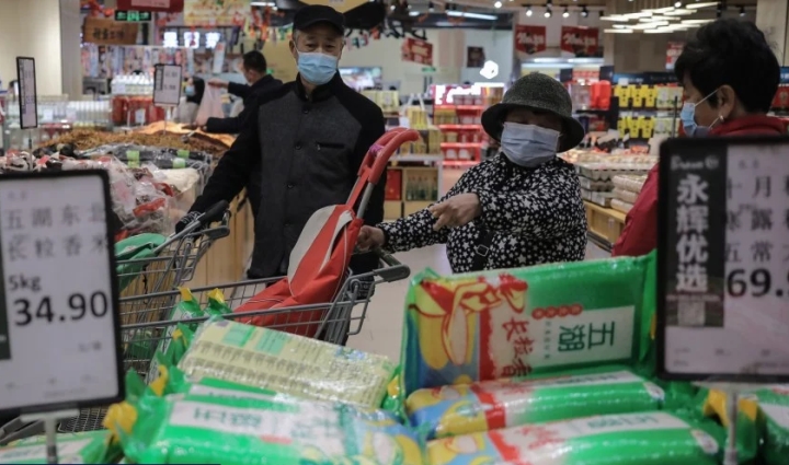 Giới trẻ Trung Quốc săn thực phẩm sắp hết 'đát' - 4