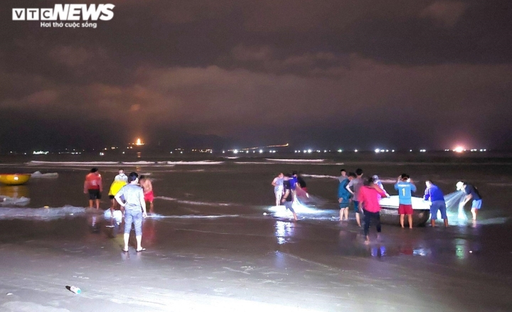 Tìm thấy thi thể du khách bị sóng biển cuốn trôi khi tắm biển đêm ở Đà Nẵng - 1