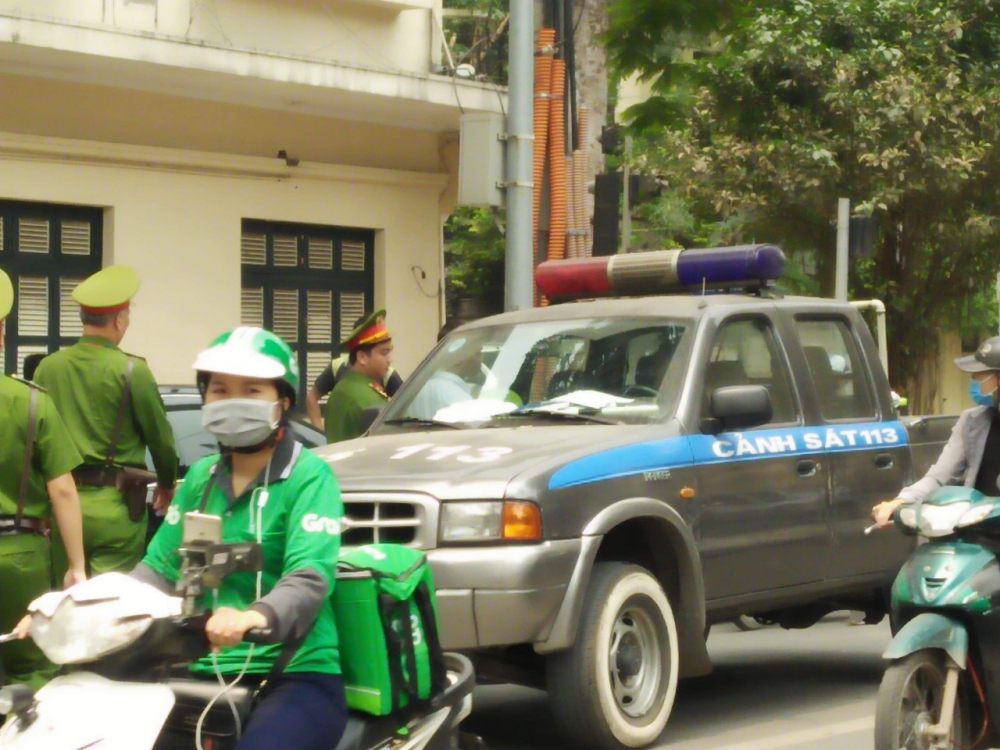 nam thanh nien nghi so nguc danh nu dong nghiep o ha noi cong an trich xuat camera hien truong