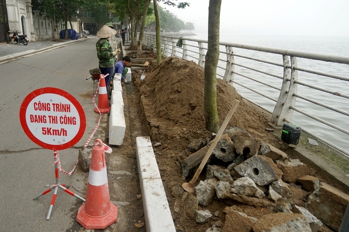 cong nhan lat gach moi nhieu tuyen via he o ha noi