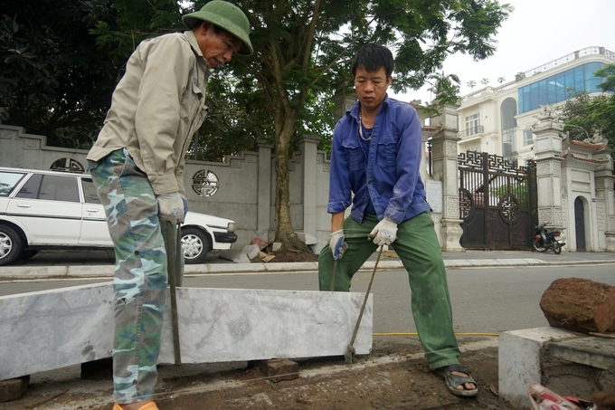 cong nhan lat gach moi nhieu tuyen via he o ha noi