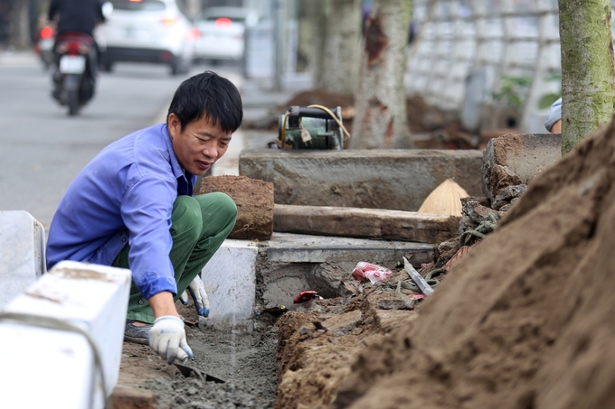 cong nhan lat gach moi nhieu tuyen via he o ha noi