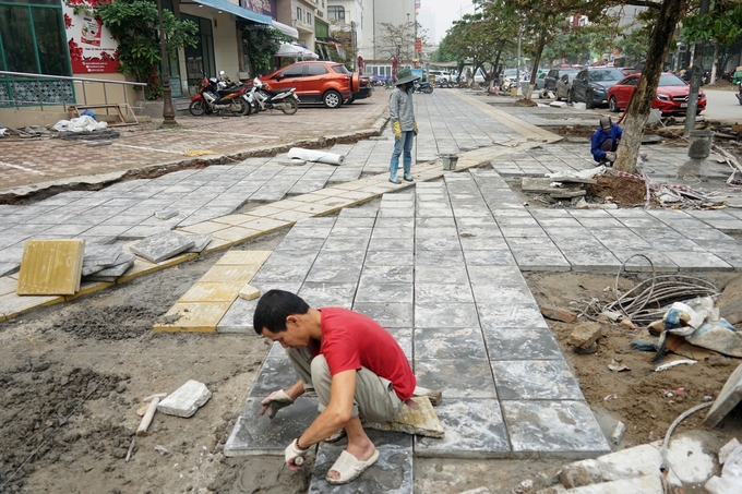 cong nhan lat gach moi nhieu tuyen via he o ha noi