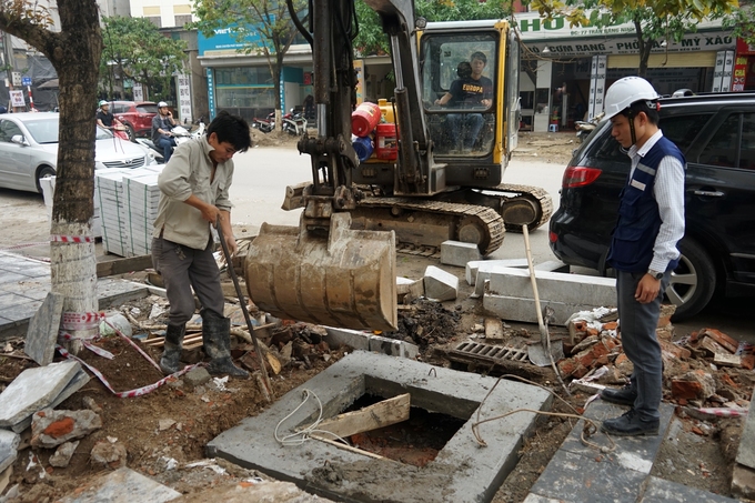 cong nhan lat gach moi nhieu tuyen via he o ha noi