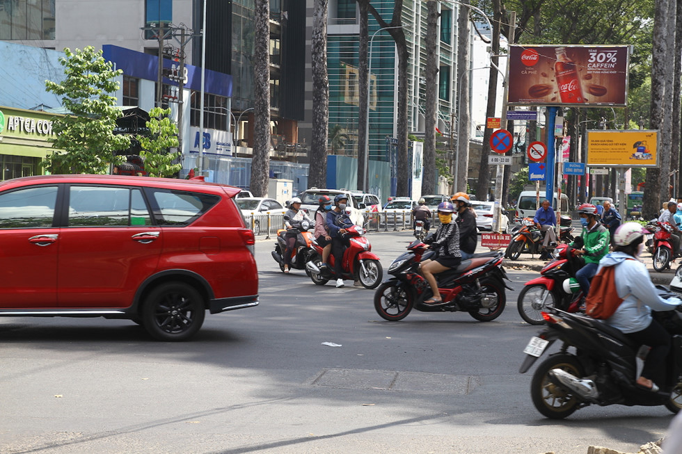 nguoi sai gon noi khong voi vuot den do duong nhu cua rieng minh chay bat chap