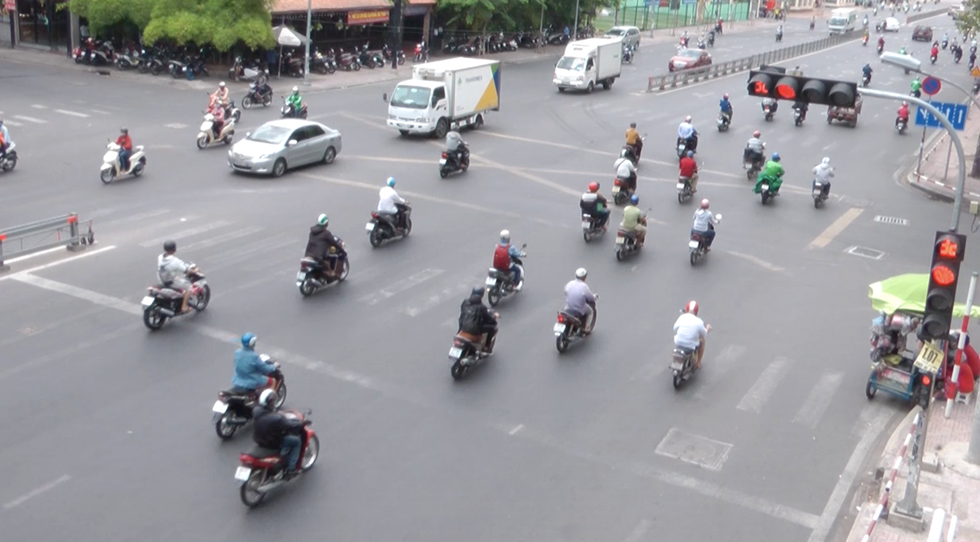 nguoi sai gon noi khong voi vuot den do duong nhu cua rieng minh chay bat chap