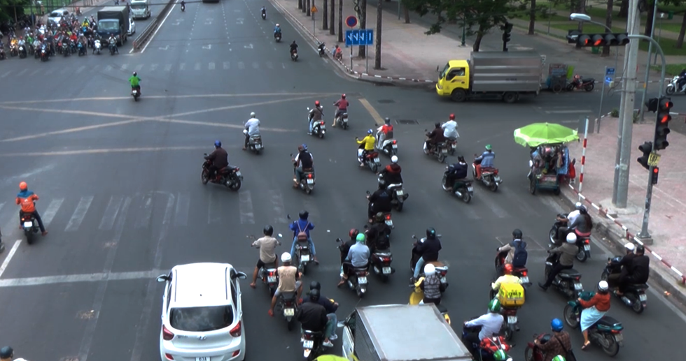 nguoi sai gon noi khong voi vuot den do duong nhu cua rieng minh chay bat chap