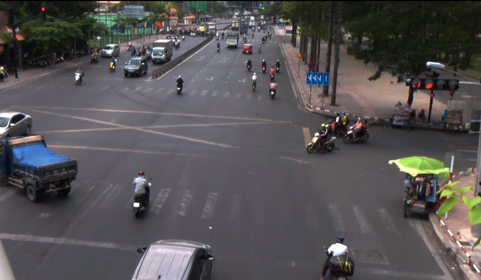 nguoi sai gon noi khong voi vuot den do duong nhu cua rieng minh chay bat chap