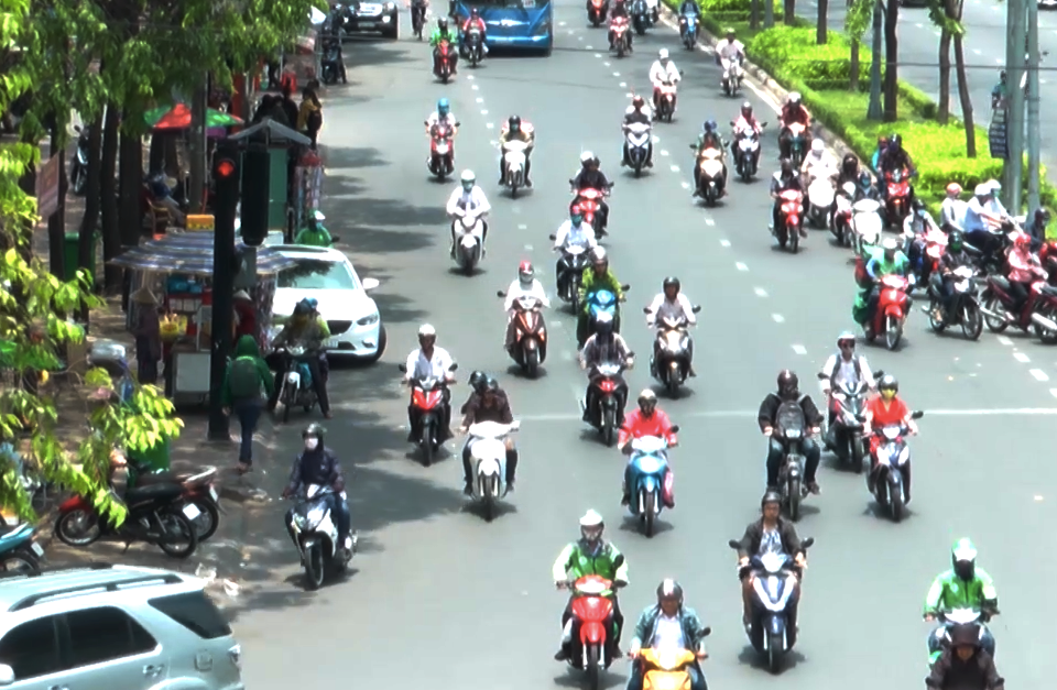 nguoi sai gon noi khong voi vuot den do duong nhu cua rieng minh chay bat chap