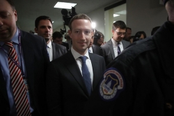 co dong facebook lai tim cach lat do mark zuckerberg