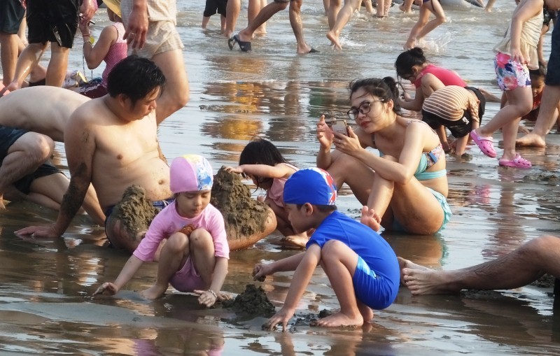 ngay dau nghi le bien sam son duc ngau van nguoi van chen nhau tam