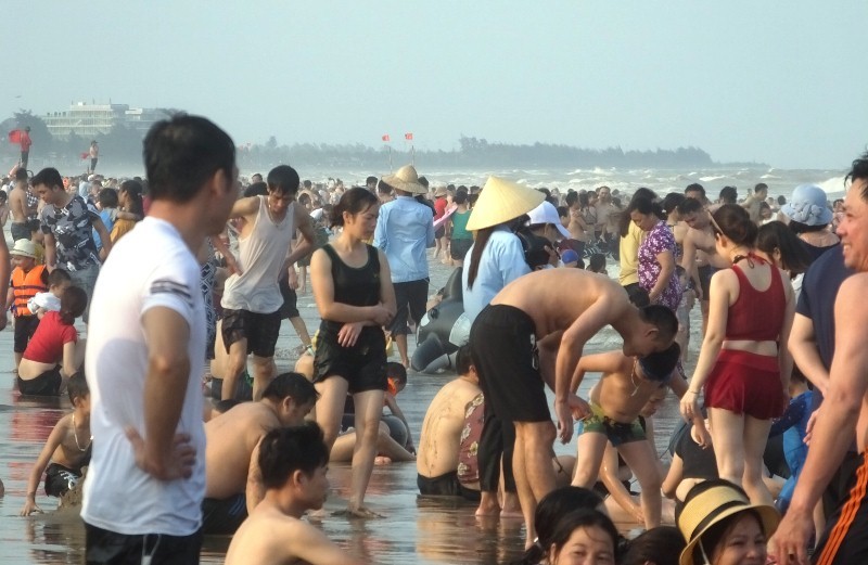 ngay dau nghi le bien sam son duc ngau van nguoi van chen nhau tam